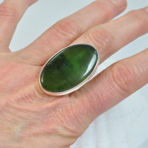 Zielony amulet – pierścionek z kamieniem życia