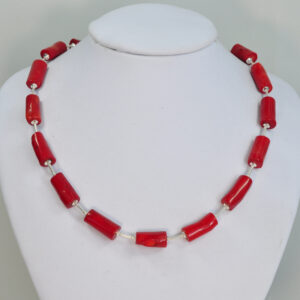 Blask kobiecości – czerwony naszyjnik z korala