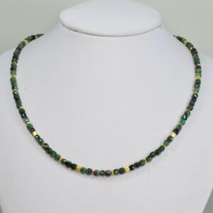 Elegancja zaklęta w zieleni - naszyjnik ze szmaragdów i pozłacanego srebra