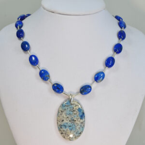 Elegancki naszyjnik w odcieniach nieba i skały
