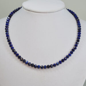 Dotyk nocnego nieba na skórze - naszyjnik z lapis lazuli