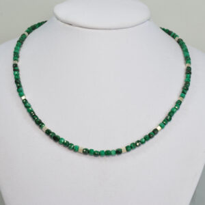 Otul szyję kolorem lasu, spokojem ziemi i elegancją kamienia