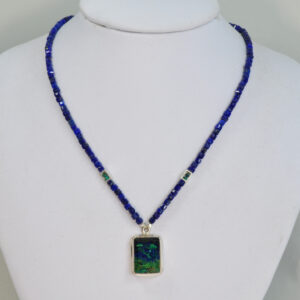 Naszyjnik z lapis lazuli z zawieszką jak maleńki obraz natury
