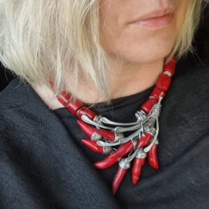 Koral w nowoczesnej, odważnej formie - niepowtarzalny naszyjnik