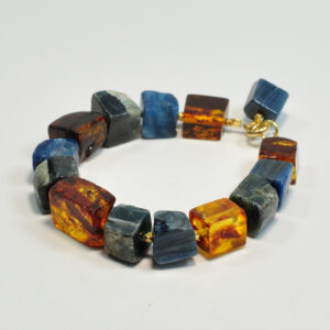 Dialog żywiołów - geometryczna bransoletka z kyanitu i bursztynu