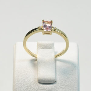 Subtelny i niezwykle kobiecy, złoty pierścionek z morganitem i brylantami laboratoryjnymi