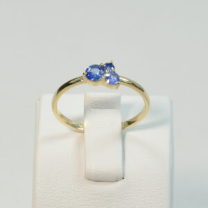 Trzy szafiry – jak trzy krople nocnego nieba zamknięte w złocie.