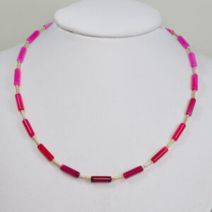 Delikatny naszyjnik z różowego agatu – kobieca biżuteria w odcieniach fuksji i srebra