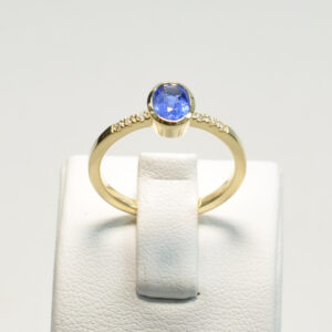 Złoty pierścionek z naturalnym szafirem i brylantami